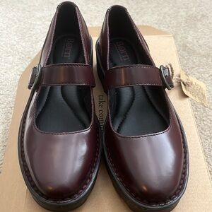 Brand new Born shoes never worn. Size 6 burgundy
